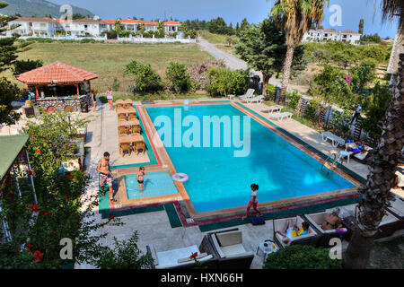 Camyuva, Kemer, Antalya, Turquie - 29 août, 2014 : les invités d'un petit hôtel, vous pourrez vous détendre à la piscine extérieure. Banque D'Images