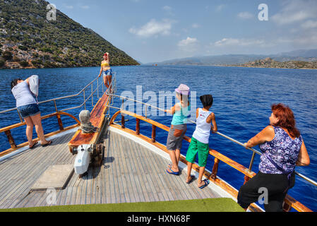 Antalya, Turquie - 28 août, 2014 : excursion de l'eau en Méditerranée, les touristes debout sur yacht deck, regarder la pousse de photo sur la proue du navire. Banque D'Images