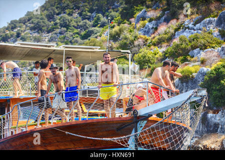 Antalya, Turquie - 28 août, 2014 Yacht turc : vacances sur la mer Méditerranée, de nombreux touristes se tenir sur le pont à la proue du bateau d'excursion. Banque D'Images