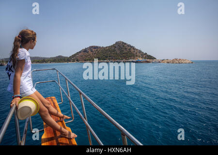 Antalya, Turquie - 28 août 2014 : une fille inconnue teen regarde vers le port, debout sur la proue du bateaux d'excursion. Banque D'Images