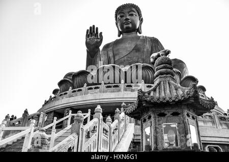 L'énorme Tian Tan Buddha (Big Buddha) en noir et blanc à couleur monastère Po Lin, Hong Kong with copy space Banque D'Images