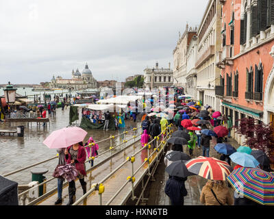 Venise sous la pluie avec des parapluies transportant les touristes Banque D'Images