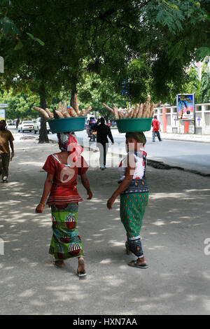 Dar es Salaam, Tanzanie - Février 21, 2008 : deux femmes Africaines avec une charge sur la tête. Banque D'Images