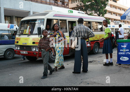 Dar es Salaam, Tanzanie - Février 21, 2008 : Les passagers s'attendent à ce que les transports publics à l'arrêt de bus. Banque D'Images