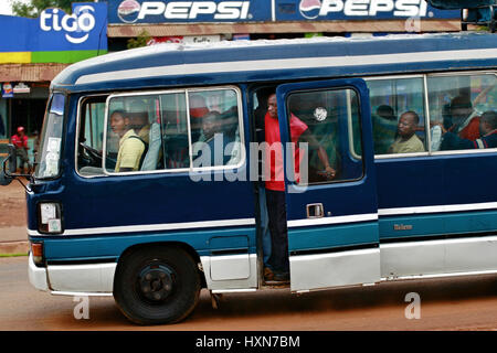 , Makuyuni Arusha, Tanzanie - Février 11, 2008 : les Africains de gens voyagent en cabine de bus local bleu foncé Banque D'Images