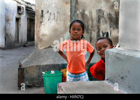 Zanzibar, Tanzanie - Février 20, 2008 : l'île de Zanzibar, Stone Town, Afrique de l'inconnu, les enfants à la peau sombre, un garçon et une fille, le nombre approximatif de Banque D'Images