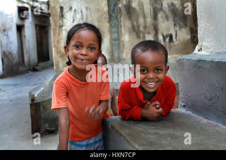 Zanzibar, Tanzanie - Février 20, 2008 : l'Afrique de l'Est, teint foncé inconnu des enfants, environ 5 ans, à l'extérieur, à Stone Town, Zanzibar. Banque D'Images