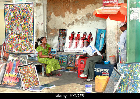 Zanzibar, Tanzanie - Février 16, 2008 : l'Afrique de l'Est, République-Unie de Tanzanie, la vente dans la rue de souvenirs et d'images d'art sur l'île de Zanzibar, d Banque D'Images