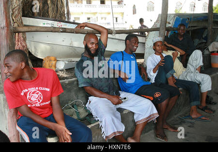 Zanzibar, Tanzanie - le 16 février 2008 : République-Unie de Tanzanie, l'île de Zanzibar, Stone Town, un groupe d'hommes noirs africains musulmans, se reposant dans th Banque D'Images