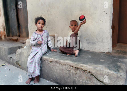 Zanzibar, Tanzanie - Février 16, 2008 : l'île de Zanzibar, Stone Town, quartier musulman, les enfants jouant dans la rue de la ville, l'un Banque D'Images