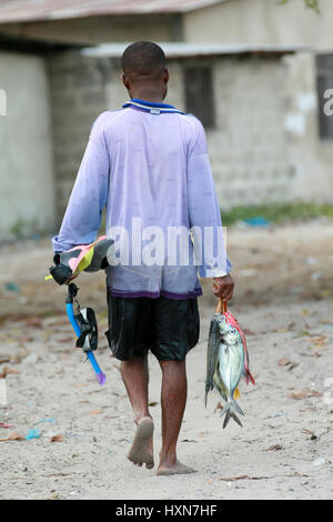 Zanzibar, Tanzanie, 18 février 2008 : plongeur pêcheur revient à la maison avec leurs prises, porte un poisson frais. Banque D'Images