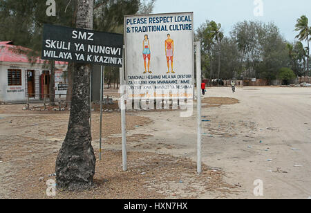 Zanzibar, Tanzanie, 18 février 2008 : Conseil d'information près de la plage avec inscription, veuillez respecter la culture locale et traditionnelle, image avec strik Banque D'Images