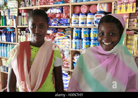 Zanzibar, Tanzanie, 18 février 2008 : Deux jeunes femmes africaines vendeuse en magasin des articles ménagers. Banque D'Images