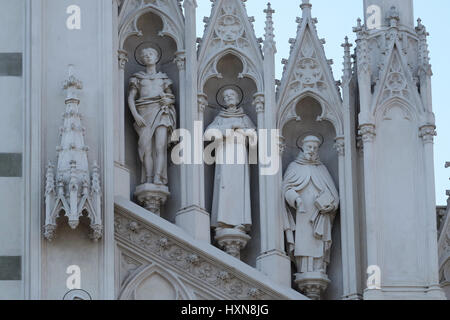 Statues de Saint Victor, François d'assise et Nicolas de Tolentino sur la façade de Sacro Cuore del Suffragio église à Rome Banque D'Images