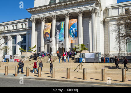 Les touristes et visiteurs entrent dans le style néo-classique Musée National d'histoire naturelle sur le National Mall à Washington, DC. Banque D'Images