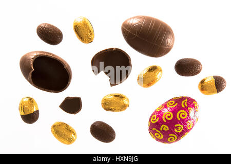 Portrait d'une variété d'enveloppé et déballer les œufs en chocolat de Pâques sur un fond blanc Banque D'Images