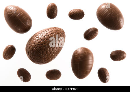 Portrait d'une variété d'oeufs en chocolat de Pâques déballé sur un fond blanc Banque D'Images