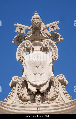 Alexandre VII Armoiries, fragment de colonnade de la Basilique Saint-Pierre. Basilique Papale de Saint Pierre dans la Cité du Vatican, Rome Banque D'Images