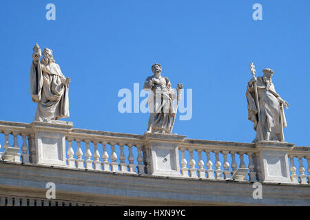 St-romuald, Joseph et Pierre Nolasco, fragment de colonnade de la Basilique Saint-Pierre au Vatican Banque D'Images