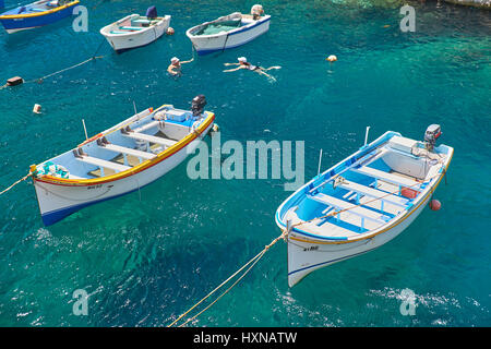 Wied Zurrieq Fjord, MALTE - Juillet 24, 2015 : bateaux maltais sur l'eau vert transparent de Wied Zurrieq Fjord sur l'extrémité sud de l'île de Malte Banque D'Images