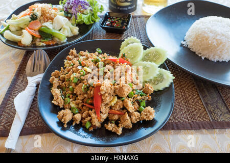 Krapow Gai, un plat de poulet au basilic thaï traditionnel, servi dans un restaurant thaïlandais au sud de Hua Hin en Thaïlande Banque D'Images