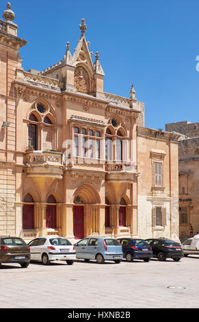 MDINA, MALTE - Juillet 29, 2015 : La façade de style baroque de l'austère Palais de l'évêché sur l'Pjazza San Pawl à Mdina. Malte Banque D'Images