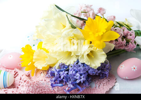 Jacinthe et narcissusb bouquet fleurs et oeufs de Pâques Banque D'Images