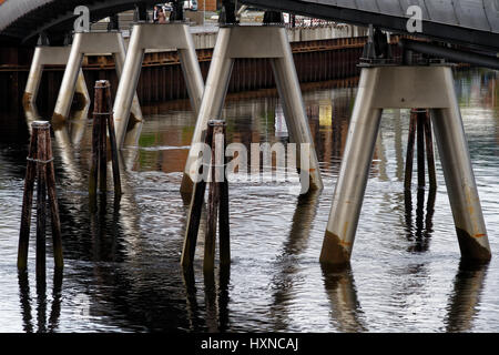 Piliers d'un pont piétonnier, Trondheim, Norvège Banque D'Images