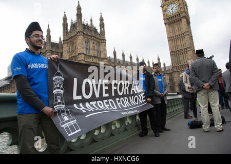 Des milliers de personnes y compris les agents de police et les dirigeants musulmans se sont rassemblés sur le pont de Westminster de tenir une vigile et une minutes de silence une semaine après l'attaque terroriste, le 29 mars 2017 à Londres, Royaume-Uni. Les jeunes musulmans de la Communauté Ahmadiyya, plusieurs bannières holding que lire, l'amour pour tous, la haine pour aucun. Banque D'Images