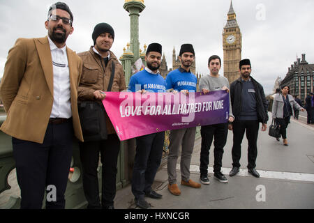 Des milliers de personnes y compris les agents de police et les dirigeants musulmans se sont rassemblés sur le pont de Westminster de tenir une vigile et une minutes de silence une semaine après l'attaque terroriste, le 29 mars 2017 à Londres, Royaume-Uni. Les jeunes musulmans de la Communauté Ahmadiyya, plusieurs bannières holding que lire, l'amour pour tous, la haine pour aucun. Banque D'Images