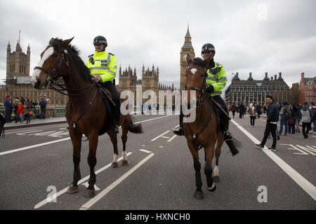 Des milliers de personnes y compris les agents de police à cheval et de foi musulmane dirigeants réunis sur le pont de Westminster de tenir une vigile et une minutes de silence une semaine après l'attaque terroriste, le 29 mars 2017 à Londres, Royaume-Uni. Banque D'Images