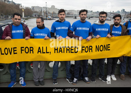 Des milliers de personnes y compris les agents de police et les dirigeants musulmans se sont rassemblés sur le pont de Westminster de tenir une vigile et une minutes de silence une semaine après l'attaque terroriste, le 29 mars 2017 à Londres, Royaume-Uni. Les jeunes musulmans de la Communauté Ahmadiyya, plusieurs bannières holding que lire, l'amour pour tous, la haine pour aucun. Banque D'Images