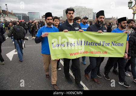 Des milliers de personnes y compris les agents de police et les dirigeants musulmans se sont rassemblés sur le pont de Westminster de tenir une vigile et une minutes de silence une semaine après l'attaque terroriste, le 29 mars 2017 à Londres, Royaume-Uni. Les jeunes musulmans de la Communauté Ahmadiyya, plusieurs bannières holding que lire, l'amour pour tous, la haine pour aucun. Banque D'Images