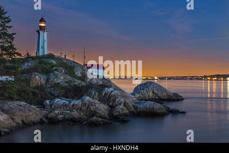 Parc du phare de point Atkinson Dusk Pacific Northwest Landscape et Université distante de la Colombie-Britannique, Vancouver en traversant le détroit de Burrard sur Horizon Banque D'Images