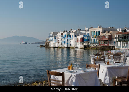 Restaurant à la petite Venise au bord de l'eau aux maisons colorées en arrière-plan dans la ville de Mykonos, Grèce Banque D'Images