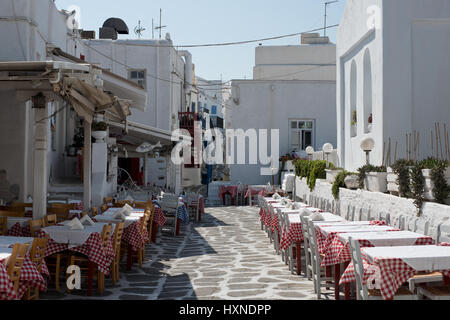 Restaurant sur le port de la ville de Mykonos, Mykonos, Grèce Banque D'Images