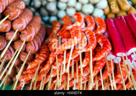 Arrangement de viande et de fruits de mer thaï en-cas de l'alimentation de rue au marché local à Phuket, Thaïlande. Banque D'Images