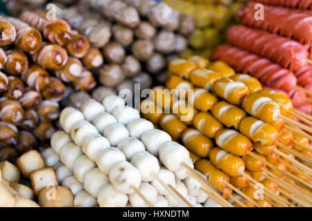 Arrangement des viandes Thaï des collations dans un marché local à Phuket, Thaïlande. Banque D'Images