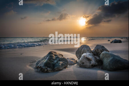 Coucher du soleil dans les Maldives. Beau Soleil colorés au-dessus de l'océan dans les Maldives vu de la plage.incroyable coucher du soleil et de la plage aux Maldives. L'eau calme Banque D'Images