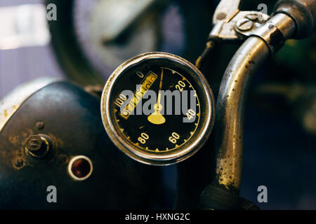 Ancien compteur de vitesse sur le guidon moto. Retro photo. Focus sélectif. Banque D'Images