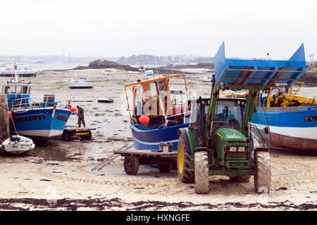 À marée basse, l'île de Batz, près de Roscoff, Bretagne, France Banque D'Images