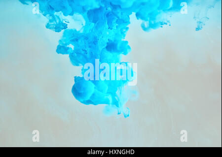 Modèle d'encre bleu clair sous l'eau Banque D'Images
