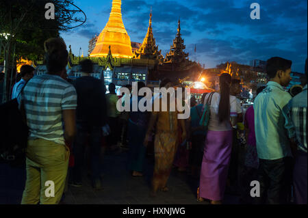 26.01.2017, Yangon, république de l'Union du Myanmar, en Asie - les gens attendent près de la pagode Sule, dans le centre de Yangon. Banque D'Images