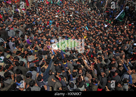 Srinagar, Inde. Mar 29, 2017. Les villageois du cachemire portent le corps d'un militant, identifiés comme Touseef Ahmad dans Yaripora sud du village de Cachemire Kulgam dans district sous contrôle indien du Cachemire, le Mars 29, 2017. Un militant et trois civils ont été tués mardi dans une rencontre et des affrontements à Chadoora salon, la police avait dit. Credit : Umer Asif/Pacific Press/Alamy Live News Banque D'Images