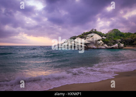 Tropical Beach at Sunrise - Parc National Naturel de Tayrona, Colombie Banque D'Images