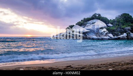 Tropical Beach at Sunrise - Parc National Naturel de Tayrona, Colombie Banque D'Images