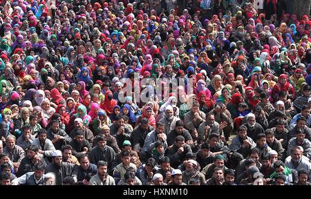 L'Inde. Mar 29, 2017. Les gens assistent à la cérémonie funéraire de Hizbul Mujahideen dans Wagay Tawseef rebelles Ahmad au sud du Cachemire, Kanjkul Yaripora quelque 60 kilomètres de Srinagar, la capitale d'été du Cachemire sous contrôle indien le 29 mars 2017. Trois civils ont été abattus par la police indienne lorsqu'ils essayaient de violer la sécurité et aider les rebelles retranchés à échapper à la rencontre du centre du Cachemire Chadoora le 28 mars 2017. Credit : Faisal Khan/Pacific Press/Alamy Live News Banque D'Images