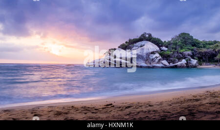 Tropical Beach at Sunrise - Parc National Naturel de Tayrona, Colombie Banque D'Images