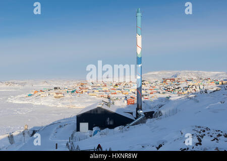 La centrale électrique pour au Groenland Ilulissat avec la mer gelée dans l'arrière-plan Banque D'Images