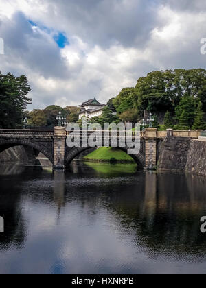 Pont Nijubashi et Imperial Palace - Tokyo, Japon Banque D'Images